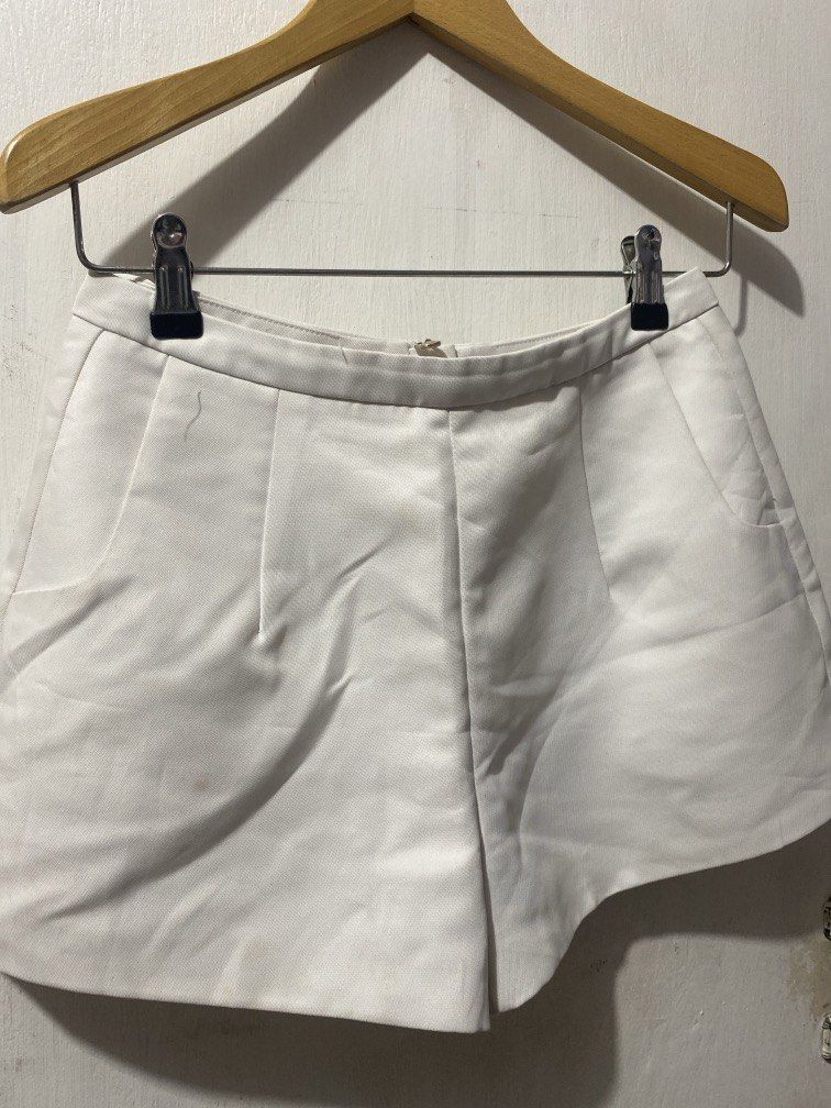 WHITE SHORTS SIZE XS-S (Category: Shorts) located in Makati City. Submitted by girlydy (Listing ID 1462630544, Image 1). Description: .