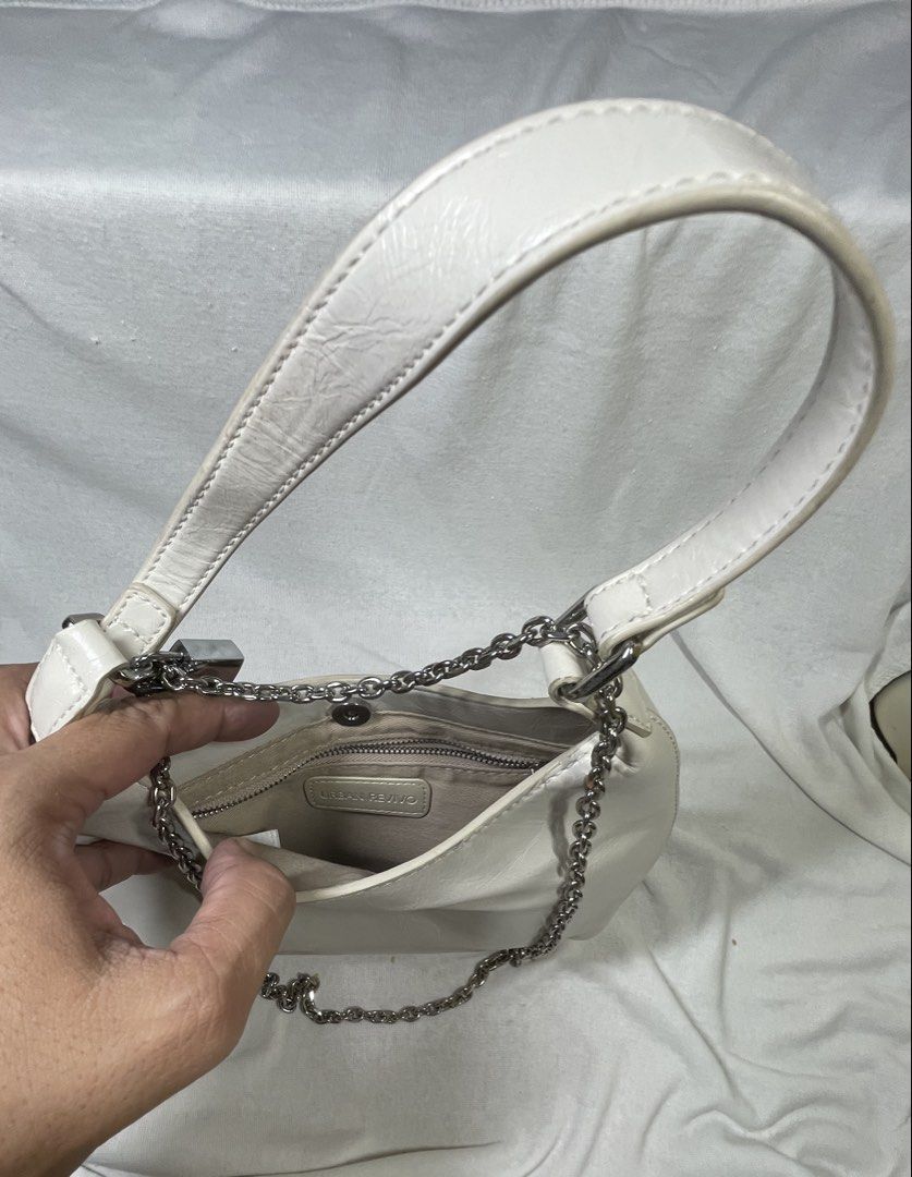 White Shoulder Bag with Chain Detail (Category: Shoulder Bags) located in Mandaluyong City. Submitted by coolmeybab (Listing ID 1462514032, Image 2). Description: - Stylish white shoulder bag from URBAN REVIVO - Elegant silver chain strap - Cute padlock detail on the front - Interior zip pocket and slip pocket for organization - Compact size, ideal for carrying essentials.