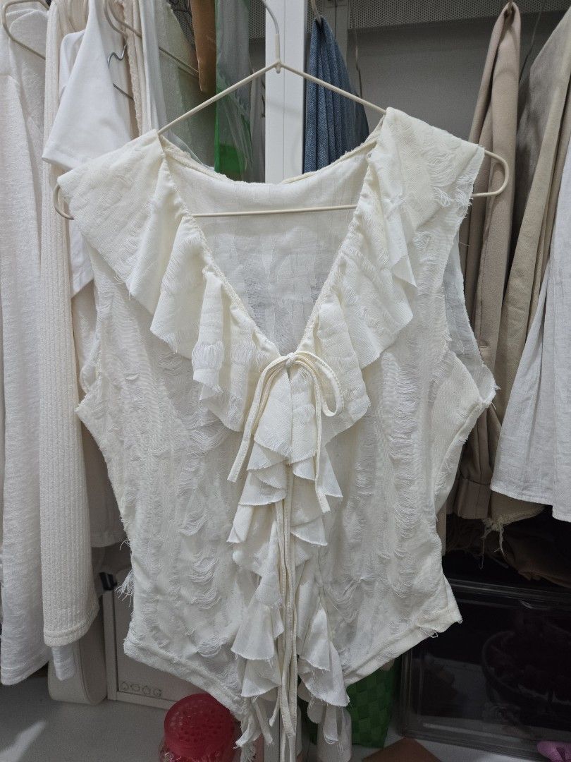 White Top - SheIn (Category: Sleeveless) located in Agoncillo. Submitted by ariannacvii (Listing ID 1462440817, Image 1). Description: 👚 Pre-Loved White Top — ₱100 I’m currently decluttering my wardrobe and letting go of some of my pre-loved clothes! 🤍 • Size: L • Brand: SheIn • Condition: Like New • Price: ₱100 Perfect for casual, everyday outfits and easy to style! ✨ 📌 IMPORTANT NOTE: Some of my clothes have been stored and unused for quite 
