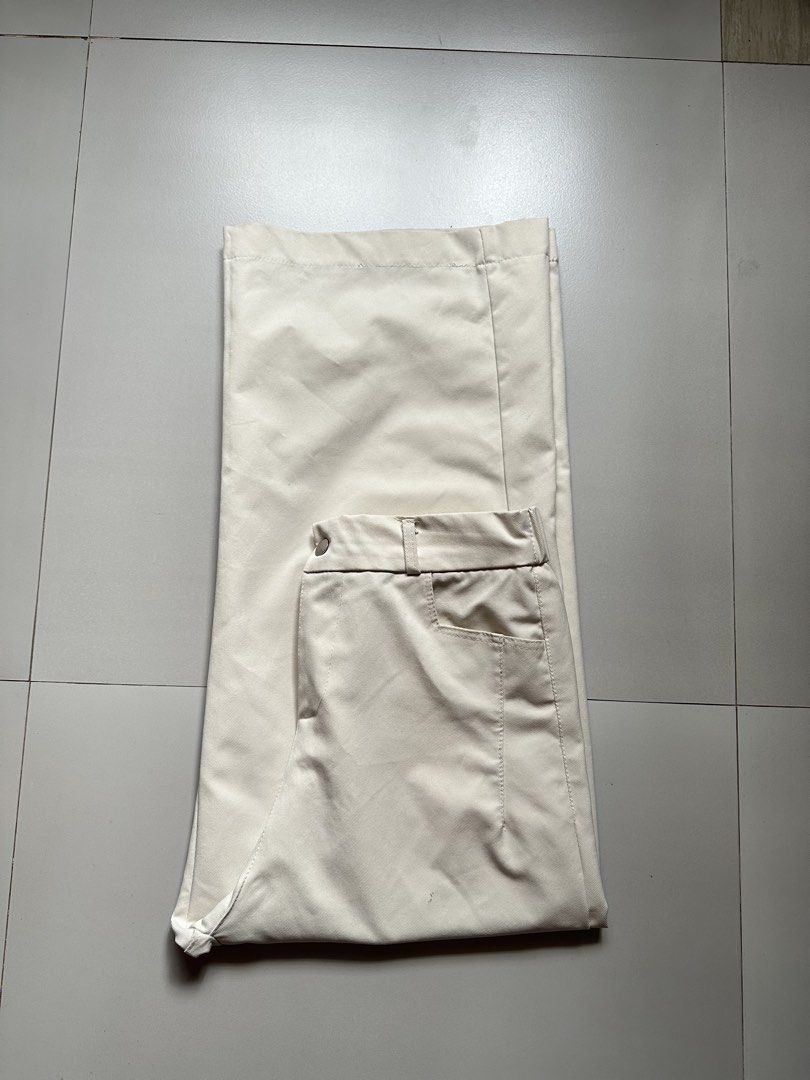 White Wideleg Pants (Category: Jeans) located in Minalin. Submitted by yzbrn (Listing ID 1462527009, Image 2). Description: Waist: 31 - 33 Inch.