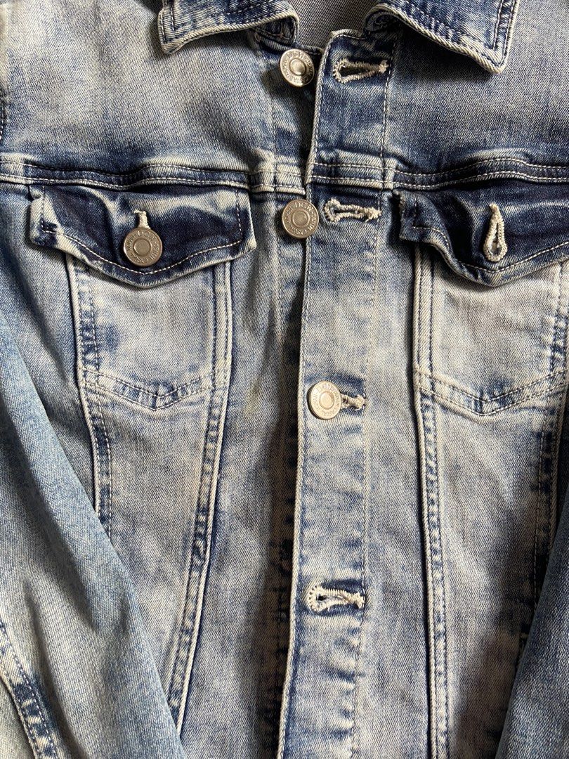 Women’s Denim Jacket Light wash (Category: Coats, Jackets and Outerwear) located in Manila. Submitted by secondchapterr (Listing ID 1462501283, Image 2). Description: Size: Small Genuine Denim Jacket.