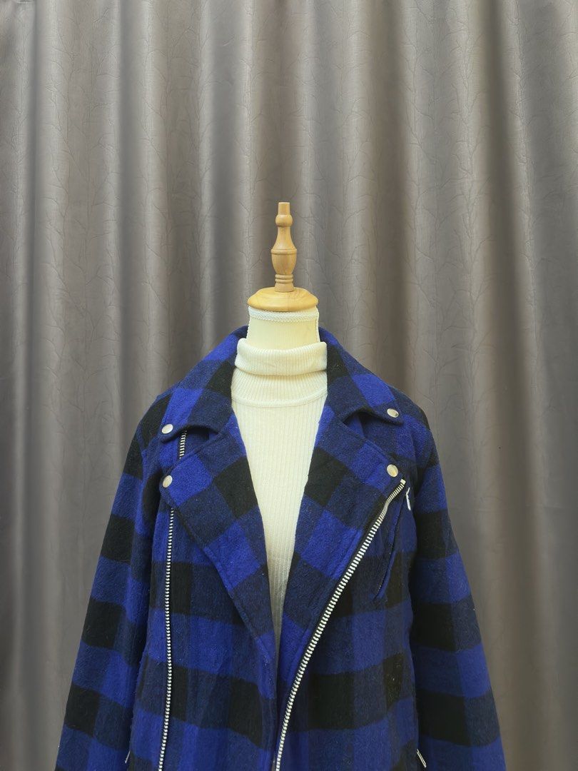 Wool checked Jacket (Winter Jacket) (Category: Coats, Jackets and Outerwear) located in Lumut. Submitted by maneesathrift (Listing ID 1462652955, Image 2). Description: Pit 18 Labuh 23 Wool 50% Acrylic 50% + Dalam padding polyester (Warm tapi ringan ☑️) RM 40.