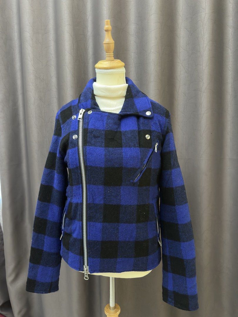 Wool checked Jacket (Winter Jacket) (Category: Coats, Jackets and Outerwear) located in Lumut. Submitted by maneesathrift (Listing ID 1462652955, Image 3). Description: Pit 18 Labuh 23 Wool 50% Acrylic 50% + Dalam padding polyester (Warm tapi ringan ☑️) RM 40.