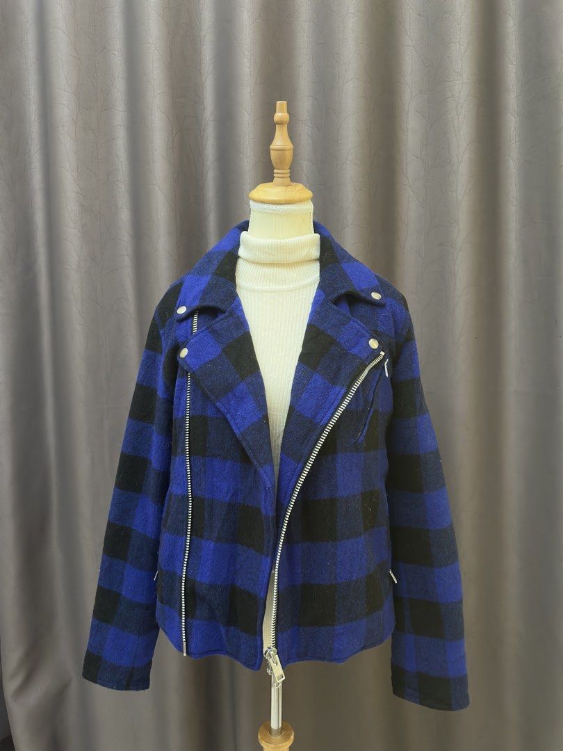 Wool checked Jacket (Winter Jacket) (Category: Coats, Jackets and Outerwear) located in Lumut. Submitted by maneesathrift (Listing ID 1462652955, Image 1). Description: Pit 18 Labuh 23 Wool 50% Acrylic 50% + Dalam padding polyester (Warm tapi ringan ☑️) RM 40.