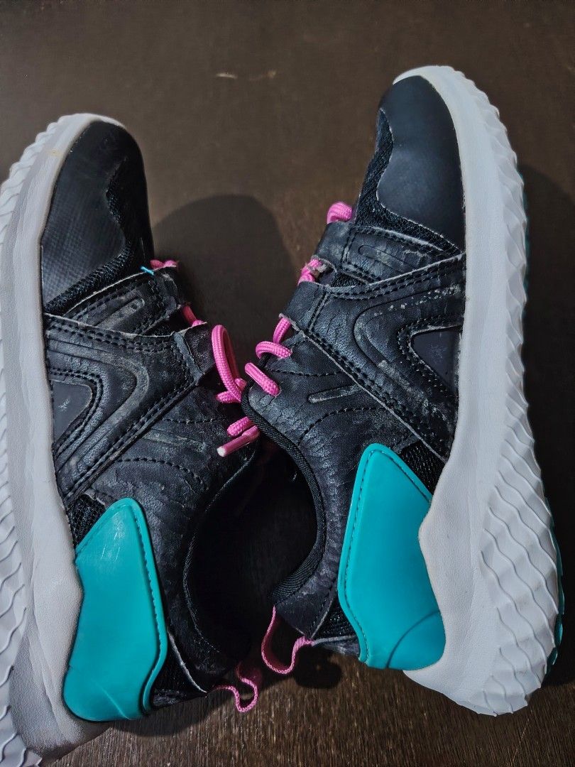 World Balance Electrify Black (Category: Sneakers) located in Quezon City. Submitted by franziana_22 (Listing ID 1462511789, Image 3). Description: .