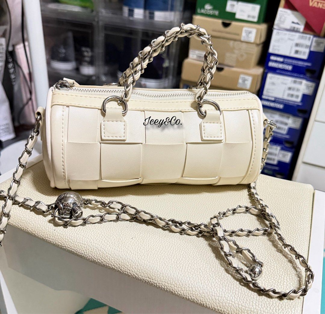 Woven Barrel Bag (Category: Luxury Bags & Wallets) located in Manila. Submitted by iceyness1984 (Listing ID 1462545404, Image 2). Description: ✨ NEW DROP ✨ Woven Barrel Bag with silver chain strap 🤍👜 Perfect pang casual or classy look! 💸 Only ₱450 pesos Mine na habang available pa! ✨ #wherestylemeetsyourconfidence #iceyandco #BagDeals.