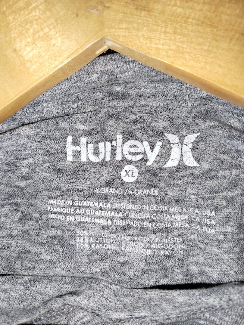 XL Hurley Tee (Category: Tshirts & Polo Shirts ) located in Mabalacat. Submitted by al_amin_thrift (Listing ID 1462558877, Image 2). Description: Hurley Retro Sunset Pennant Tee — Size XL ​ - ✅ Authentic Hurley — premium surf brand ​ - Classic chest graphic: sunburst + waves pennant design ​ - Heather gray — soft lightweight blend (poly/cotton/rayon) ​ - Feels great — breathable & comfy ​ - Size: XL — perfect relaxed fit ​ - Pre‑owned: excellent 