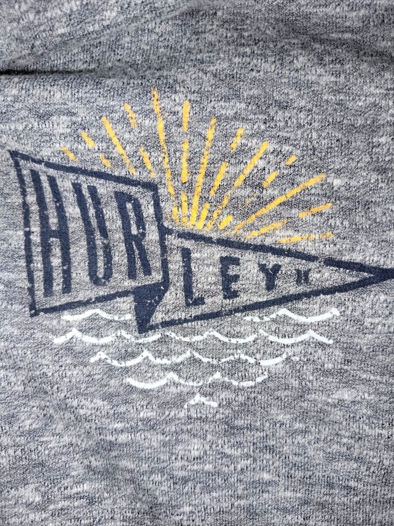 XL Hurley Tee (Category: Tshirts & Polo Shirts ) located in Mabalacat. Submitted by al_amin_thrift (Listing ID 1462558877, Image 3). Description: Hurley Retro Sunset Pennant Tee — Size XL ​ - ✅ Authentic Hurley — premium surf brand ​ - Classic chest graphic: sunburst + waves pennant design ​ - Heather gray — soft lightweight blend (poly/cotton/rayon) ​ - Feels great — breathable & comfy ​ - Size: XL — perfect relaxed fit ​ - Pre‑owned: excellent 