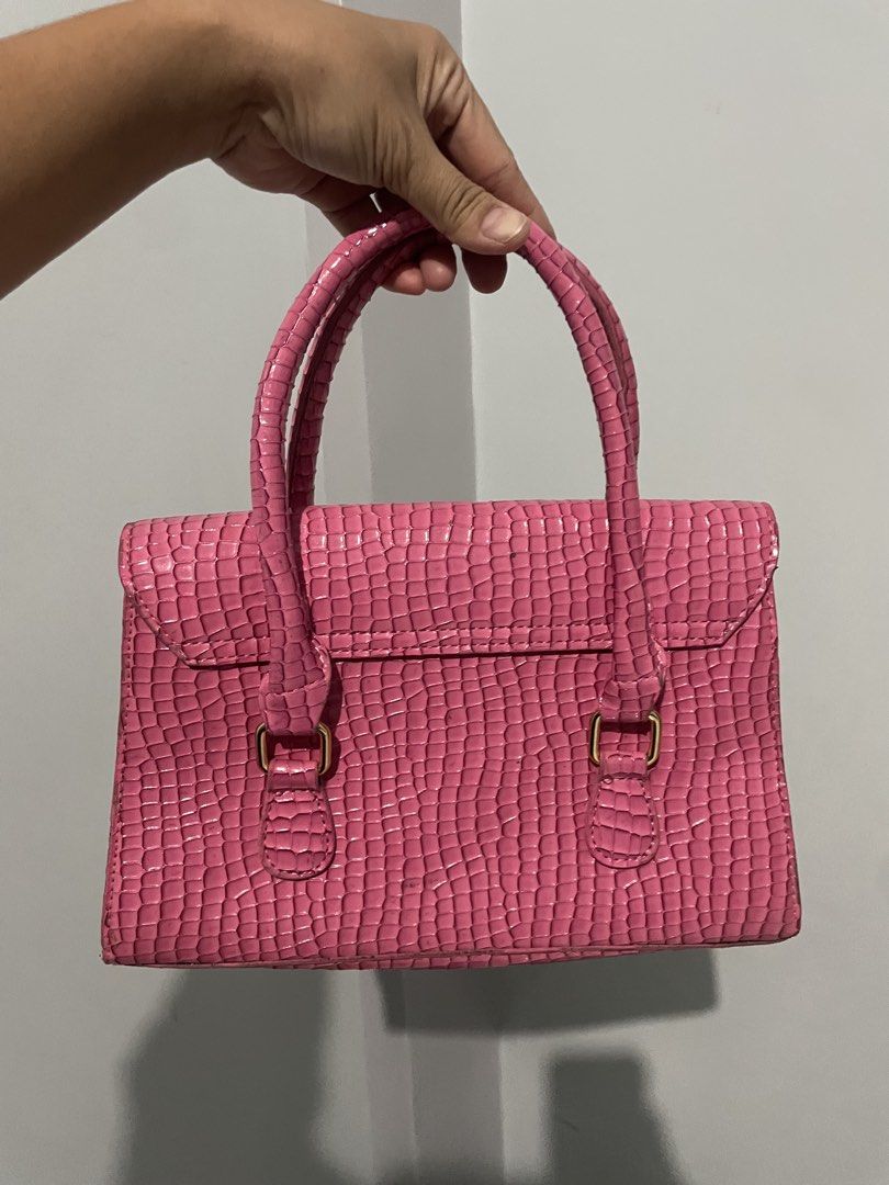 Y2k Bag (Category: Shoulder Bags) located in San Carlos. Submitted by graciahoney (Listing ID 1462441273, Image 2). Description: .