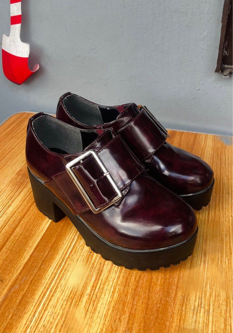 Y2K FOOTWEAR! (Category: Loafers) located in Manila. Submitted by avriellezaee (Listing ID 1462559032, Image 1). Description: ALMOST NEW CONDITION🩷 for only 400 pesos size 38-39 qc loc can do meet ups and lalamove!.