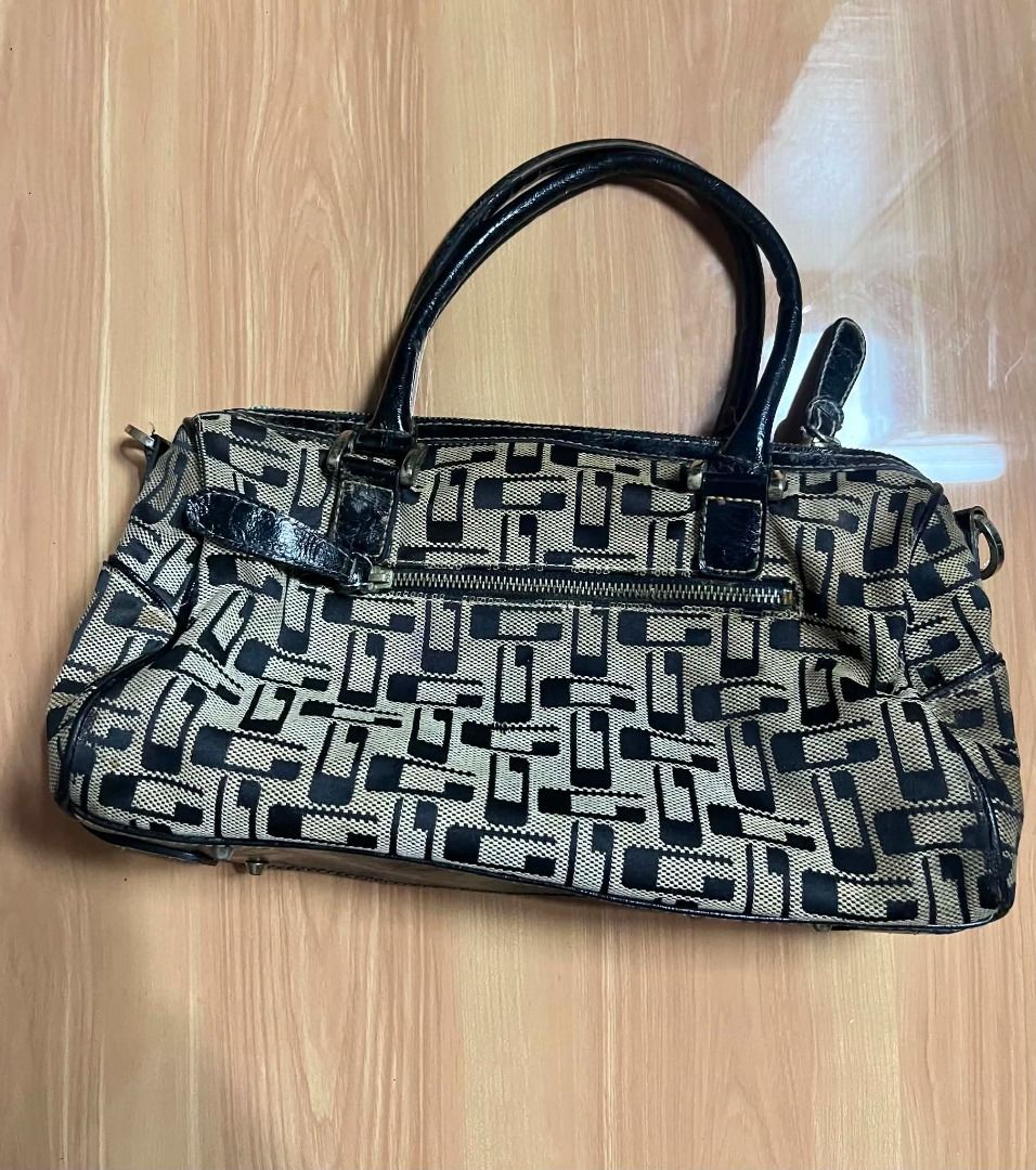 Y2k Guess Big G Shoulder Bag (Category: Shoulder Bags) located in Manila. Submitted by senggggg. (Listing ID 1462579616, Image 3). Description: good condition working zip minimal dirt washable check details with sling.