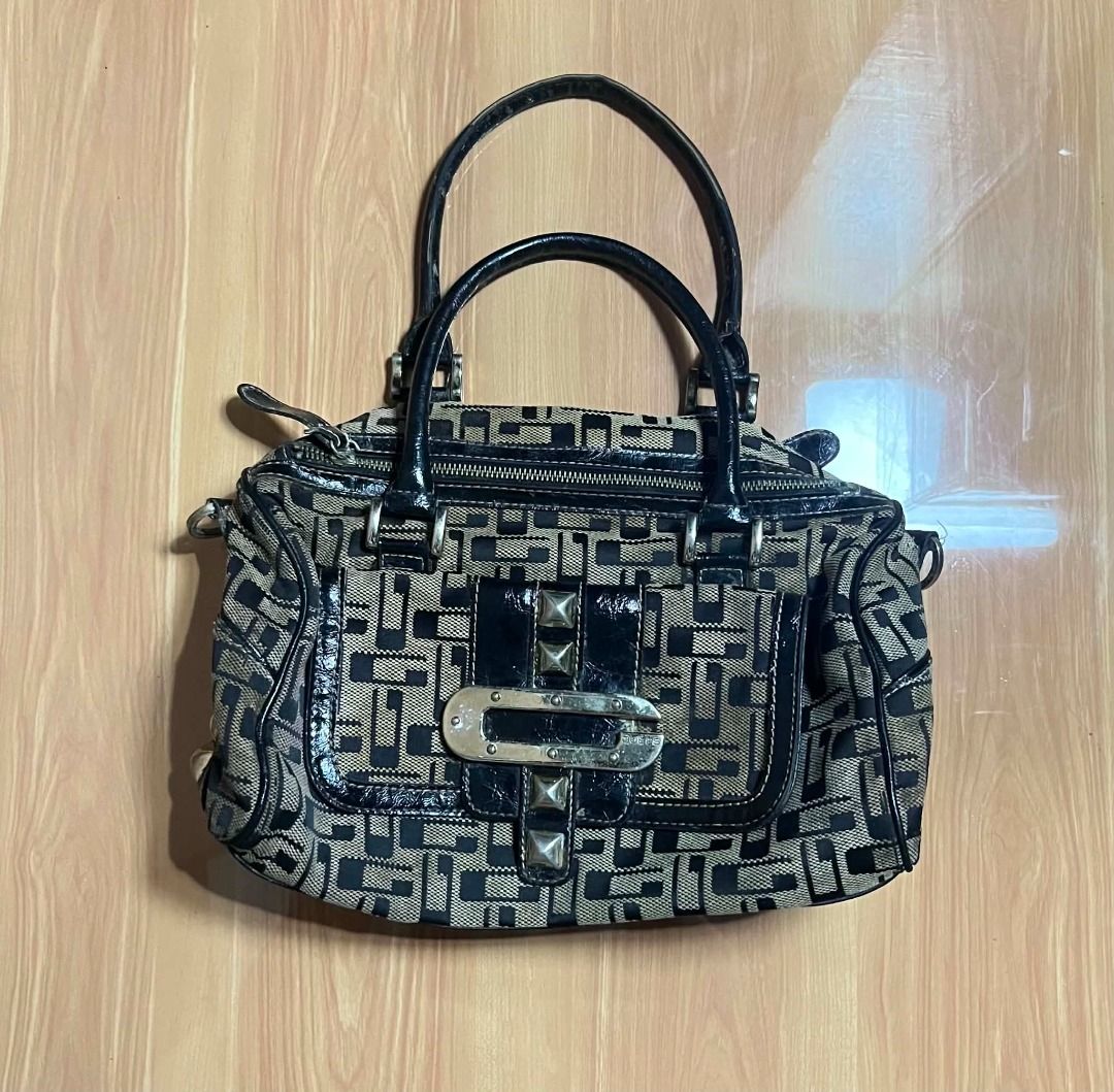 Y2k Guess Big G Shoulder Bag (Category: Shoulder Bags) located in Manila. Submitted by senggggg. (Listing ID 1462579616, Image 1). Description: good condition working zip minimal dirt washable check details with sling.