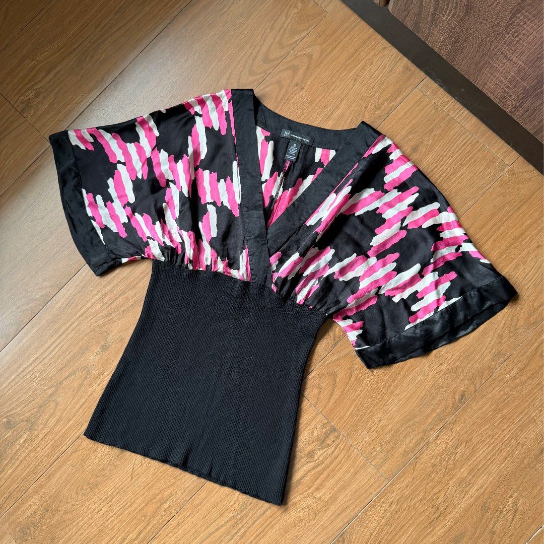 Y2k inc pink black batwing top (Category: Blouses) located in Angeles City. Submitted by sadgurlsneedmoney_ (Listing ID 1462552423, Image 1). Description: Has small holes sa black ribbed part.