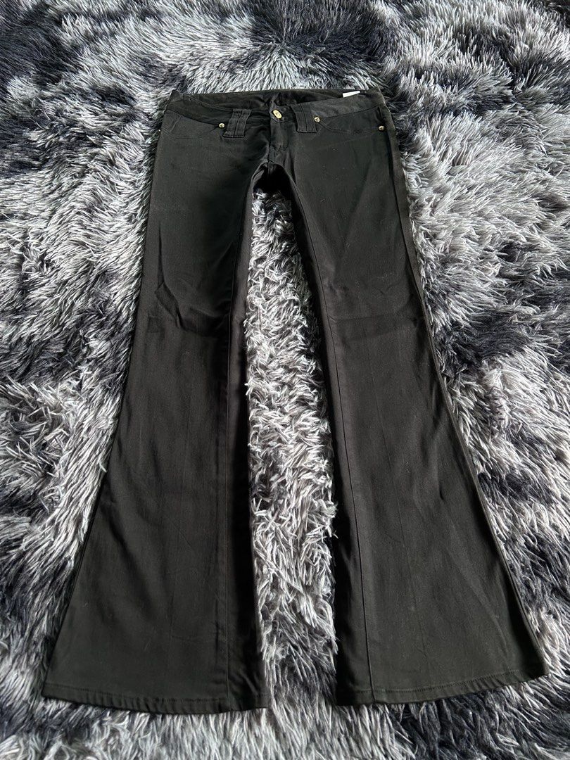 Y2k International Crew Low rise Flared Jeans (Category: Jeans) located in Baao. Submitted by prettysixtythrift_17 (Listing ID 1462544436, Image 1). Description: Y2k International Crew Low rise Flared Jeans ▪️Waistline: 29 to 30 ▪️Length: 36 ▪️Hem: 9 ▪️Hips: 16 ▪️Leg Thigh: 9 ▪️Rise: 6 ▪️Inseam: 30.