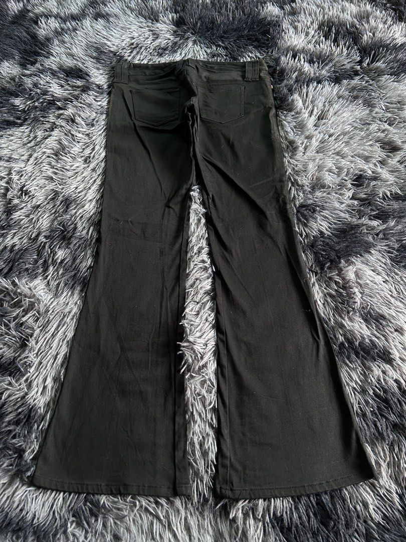 Y2k International Crew Low rise Flared Jeans (Category: Jeans) located in Baao. Submitted by prettysixtythrift_17 (Listing ID 1462544436, Image 2). Description: Y2k International Crew Low rise Flared Jeans ▪️Waistline: 29 to 30 ▪️Length: 36 ▪️Hem: 9 ▪️Hips: 16 ▪️Leg Thigh: 9 ▪️Rise: 6 ▪️Inseam: 30.