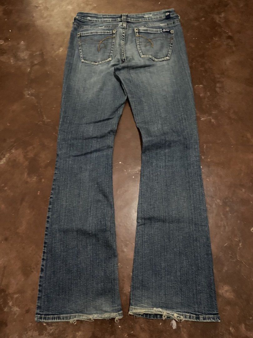 Y2k One Light~Wash Flare (Category: Jeans) located in Malita. Submitted by ronnyboi (Listing ID 1462569407, Image 3). Description: W:34 L:43 T:11 H:9 Mine:600.