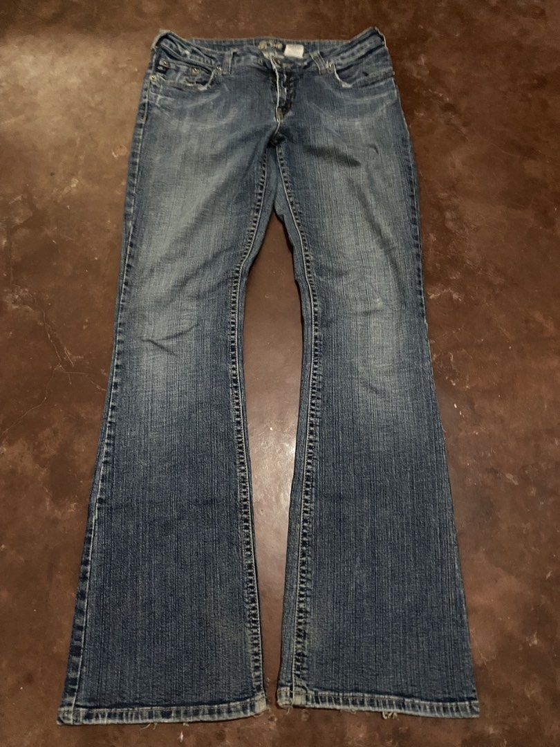 Y2k One Light~Wash Flare (Category: Jeans) located in Malita. Submitted by ronnyboi (Listing ID 1462569407, Image 1). Description: W:34 L:43 T:11 H:9 Mine:600.