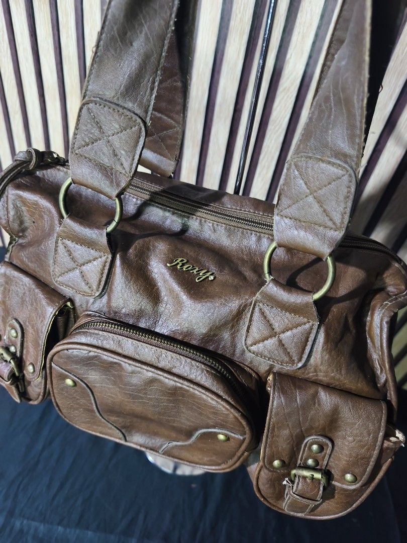Y2k Roxy, PVC shoulderbag (Category: Shoulder Bags) located in Baguio. Submitted by baguiopinethrift (Listing ID 1462626626, Image 2). Description: Medyo madumi loob price: 450 loc: Baguio open for Shipping Pm for other details.🙂.