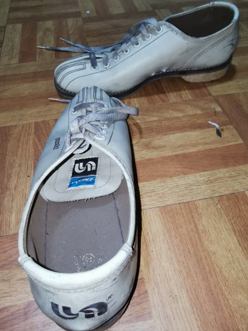 Yasaki Bowling Shoes White Leather (Category: Billiards and Bowling) located in Caloocan City. Submitted by mjmnacino204562 (Listing ID 1462559596, Image 3). Description: - White leather bowling shoes by Yasaki - Classic lace-up design - Perfect for casual bowling or a retro look - nakatahi, hindi naaalis sole Size: 24.5cm, 39EU, 7.5 US RFS: No longer needed.