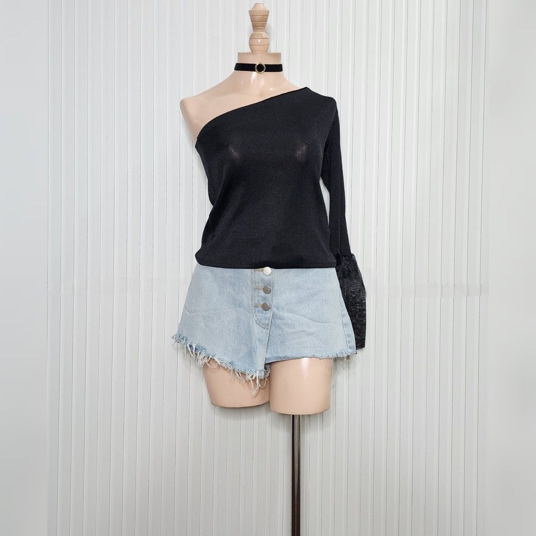 🍰Z Ar a 🍰 Black venus top 🍰 USS 🍰 B: 32in 🍰 Stretchy 🍰 500php 🍰 (Category: Blouses) located in Paranaque City. Submitted by zunao_wearables (Listing ID 1462544521, Image 2). Description: 🍰Z Ar a 🍰 Black venus top 🍰 USS 🍰 B: 32in 🍰 Stretchy 🍰 500php 🍰.