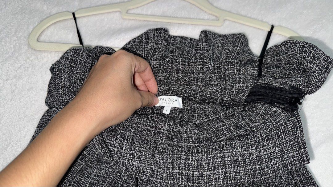 Zalora Basic Tweed Skirt with Belt (Category: Skirts) located in Manila. Submitted by mmilaomls (Listing ID 1461401389, Image 3). Description: Brand: ZALORA Basics Size: S Condition: Pre-loved, still in good condition Material: Tweed/textured fabric Details: Side zipper • Functional pockets • High waist • Mini length Super pretty nito in person! If you want a try on look kindly message me. .