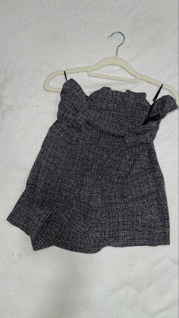 Zalora Basic Tweed Skirt with Belt (Category: Skirts) located in Manila. Submitted by mmilaomls (Listing ID 1461401389, Image 2). Description: Brand: ZALORA Basics Size: S Condition: Pre-loved, still in good condition Material: Tweed/textured fabric Details: Side zipper • Functional pockets • High waist • Mini length Super pretty nito in person! If you want a try on look kindly message me. .