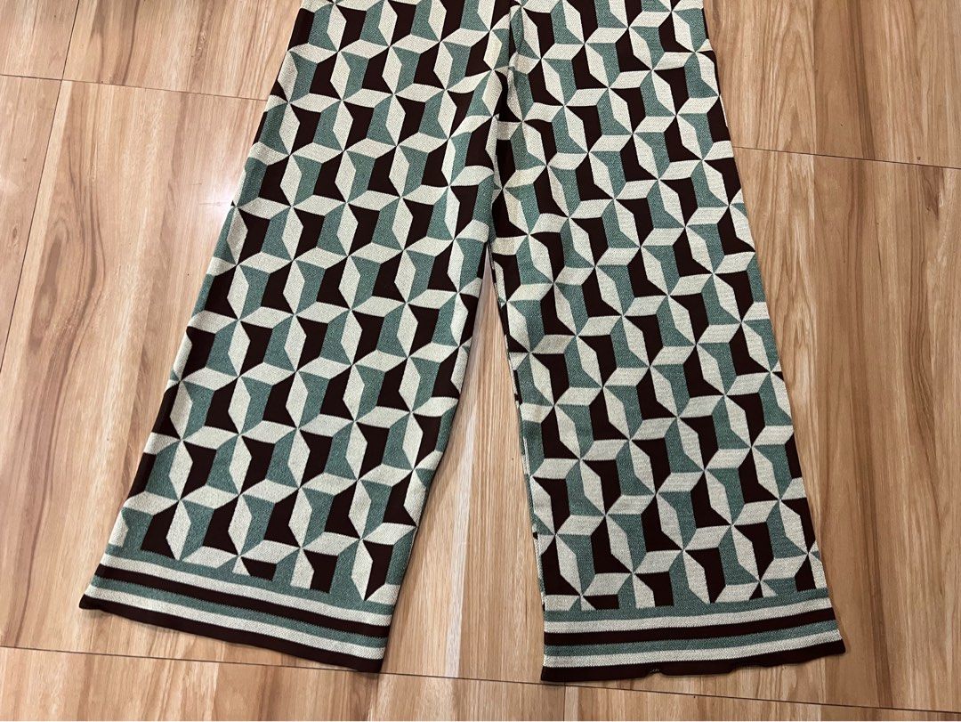 Zara (Category: Other Bottoms) located in Lipa City. Submitted by thyra06 (Listing ID 1462555856, Image 3). Description: Zara latest wideleg pants.
