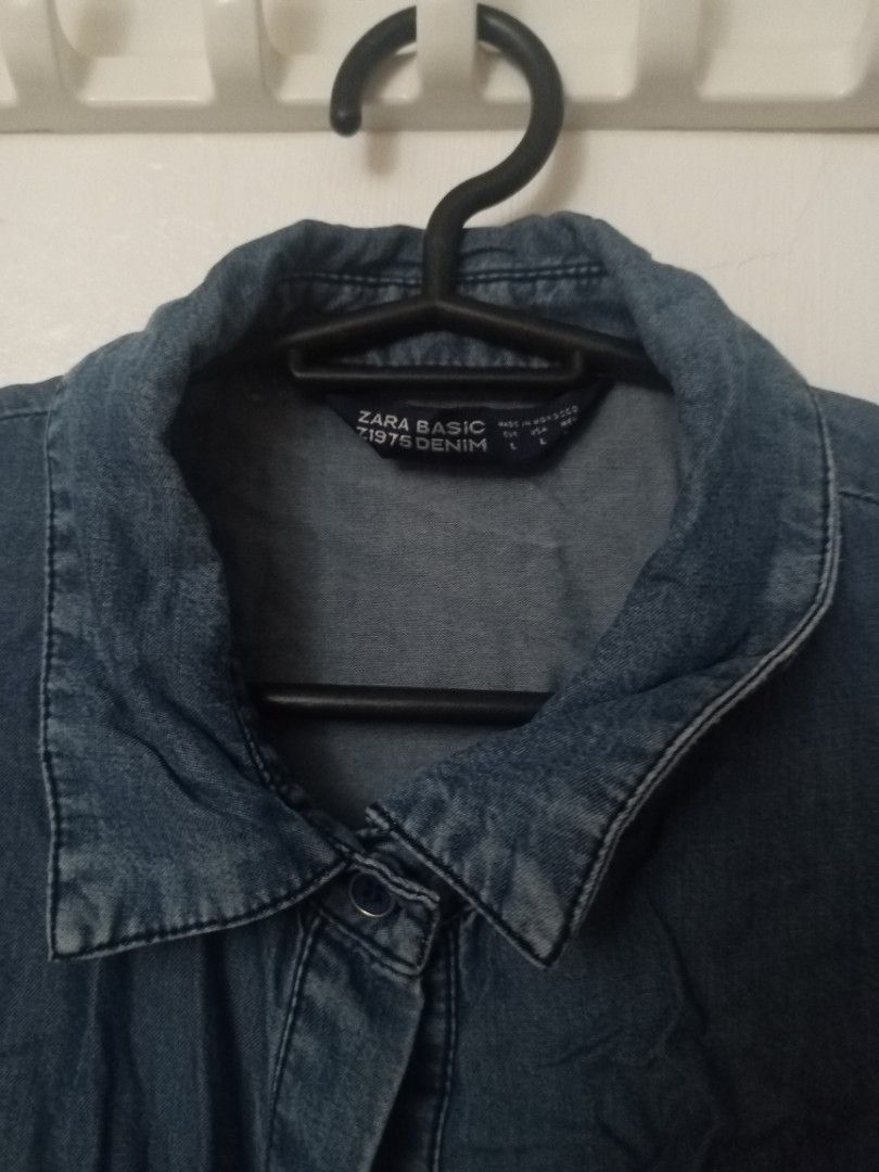 Zara Basic 7197S Denim Short Sleeve Shirt Size L (Category: Shirts) located in Marikina City. Submitted by airapreloved091826 (Listing ID 1462466770, Image 2). Description: - Zara Basic denim shirt - Short sleeves with rolled cuffs - Two front pockets - Button-up front - Relaxed fit - Ideal for casual wear.