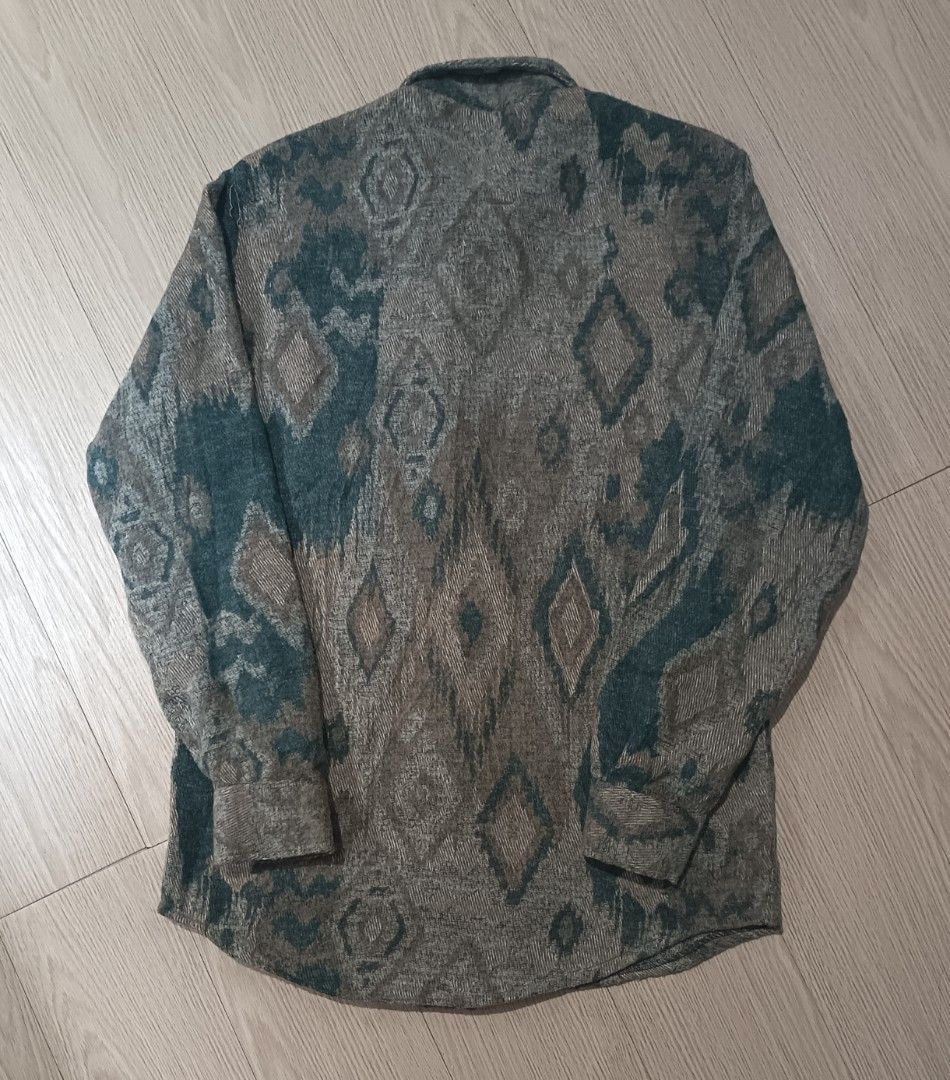 ZARA GEOMETRIC PATTERN BUTTON DOWN LONGSLEEVE (Category: Activewear) located in Cavite. Submitted by marcuz.lifestyle (Listing ID 1462596906, Image 3). Description: SIZE:LARGE ON TAG WIDTH:20.5 LENGTH:30 VERRYGOOD CONDITION NO ISSUE COLOR RATE:9.5/10 MOP:GCASH DELIVERY COURIER:JNT LOCATION:IMUS CAVITE.