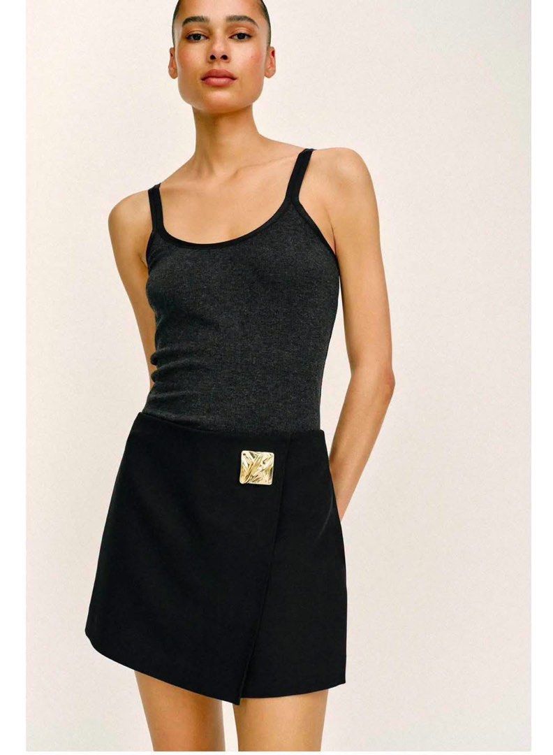 Zara Gold Button Skort (Category: Other Bottoms) located in Bocaue. Submitted by vanessaolmedo (Listing ID 1462573100, Image 2). Description: Brand new with tag L on tag.