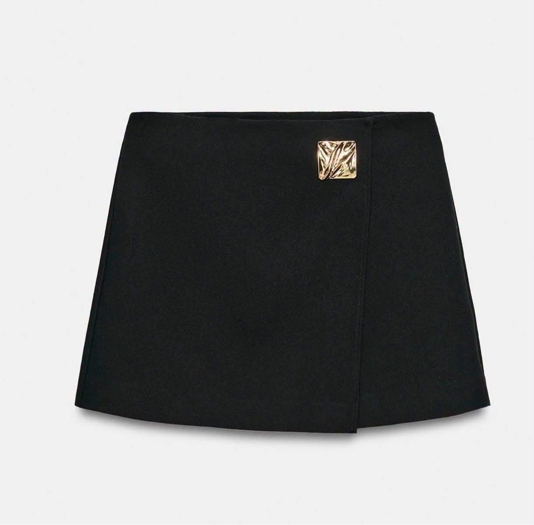 Zara Gold Button Skort (Category: Other Bottoms) located in Bocaue. Submitted by vanessaolmedo (Listing ID 1462573100, Image 3). Description: Brand new with tag L on tag.