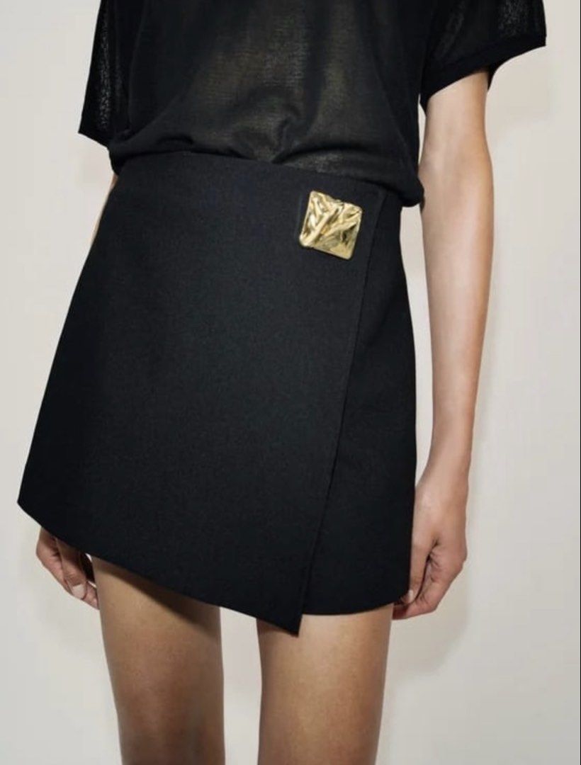 Zara Gold Button Skort (Category: Other Bottoms) located in Bocaue. Submitted by vanessaolmedo (Listing ID 1462573100, Image 1). Description: Brand new with tag L on tag.