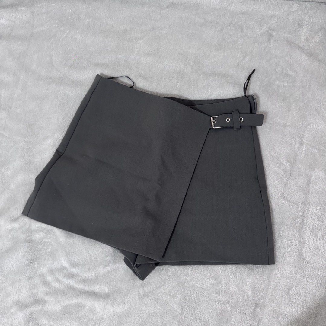 Zara Gray Asymmetric Skort (Category: Shorts) located in Cainta. Submitted by nicnicbg (Listing ID 1462507596, Image 1). Description: .