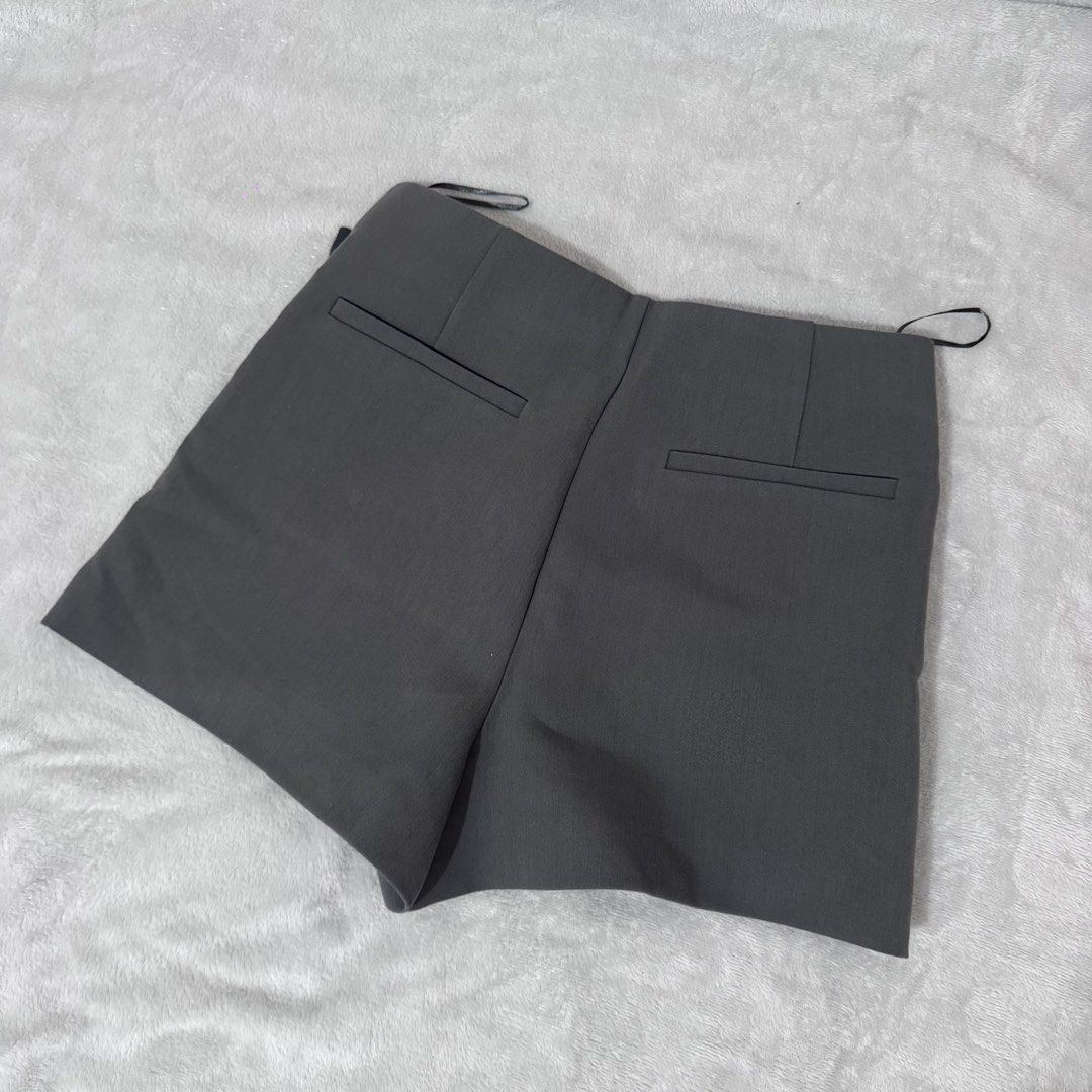 Zara Gray Asymmetric Skort (Category: Shorts) located in Cainta. Submitted by nicnicbg (Listing ID 1462507596, Image 3). Description: .