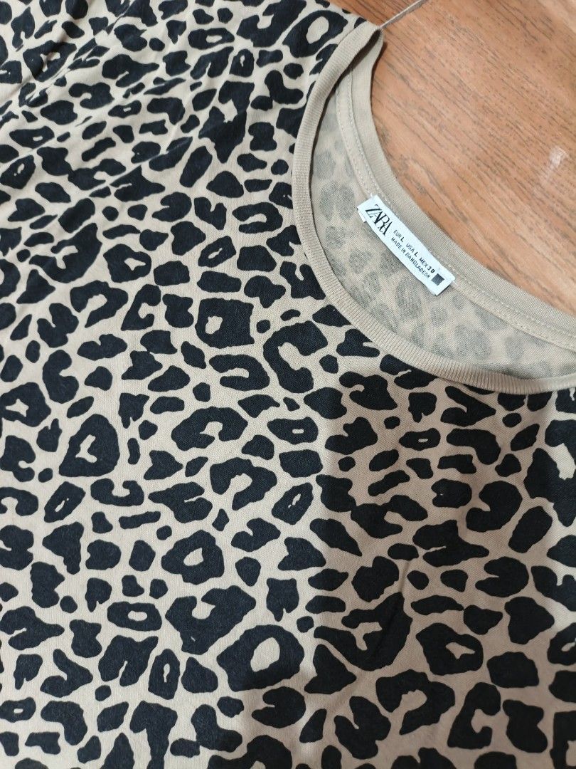 Zara Leopard Print T-Shirt Top (Category: Shirts) located in Valenzuela. Submitted by emotika (Listing ID 1462455567, Image 1). Description: - Zara t-shirt - Cool leopard print (tan base with black spots) - Short sleeves - Relaxed fit - Slightly longer hem at the back - Ideal for casual wear.