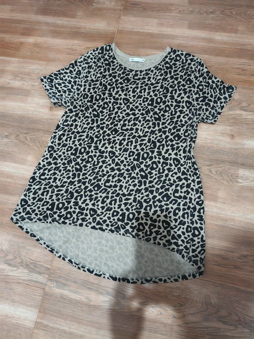 Zara Leopard Print T-Shirt Top (Category: Shirts) located in Valenzuela. Submitted by emotika (Listing ID 1462455567, Image 2). Description: - Zara t-shirt - Cool leopard print (tan base with black spots) - Short sleeves - Relaxed fit - Slightly longer hem at the back - Ideal for casual wear.