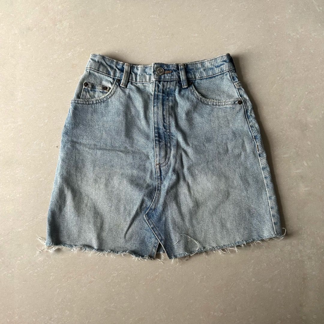 Zara Mini Denim Skirt (Category: Skirts) located in Paranaque City. Submitted by yanie.ae (Listing ID 1462523499, Image 1). Description: .