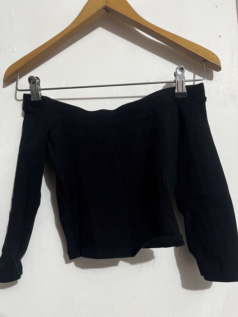 ZARA OFF SHOULDER BLACK TOP SIZE S (Category: Blouses) located in Makati City. Submitted by girlydy (Listing ID 1462648701, Image 1). Description: .