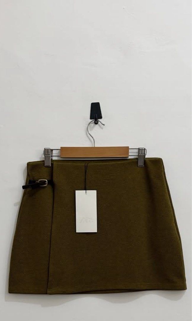 ZARA OLIVE GREEN SKIRT (Category: Skirts) located in Batangas. Submitted by mthrifts. (Listing ID 1462559832, Image 1). Description: BNWT XS ON TAG 24-26 length 13" .