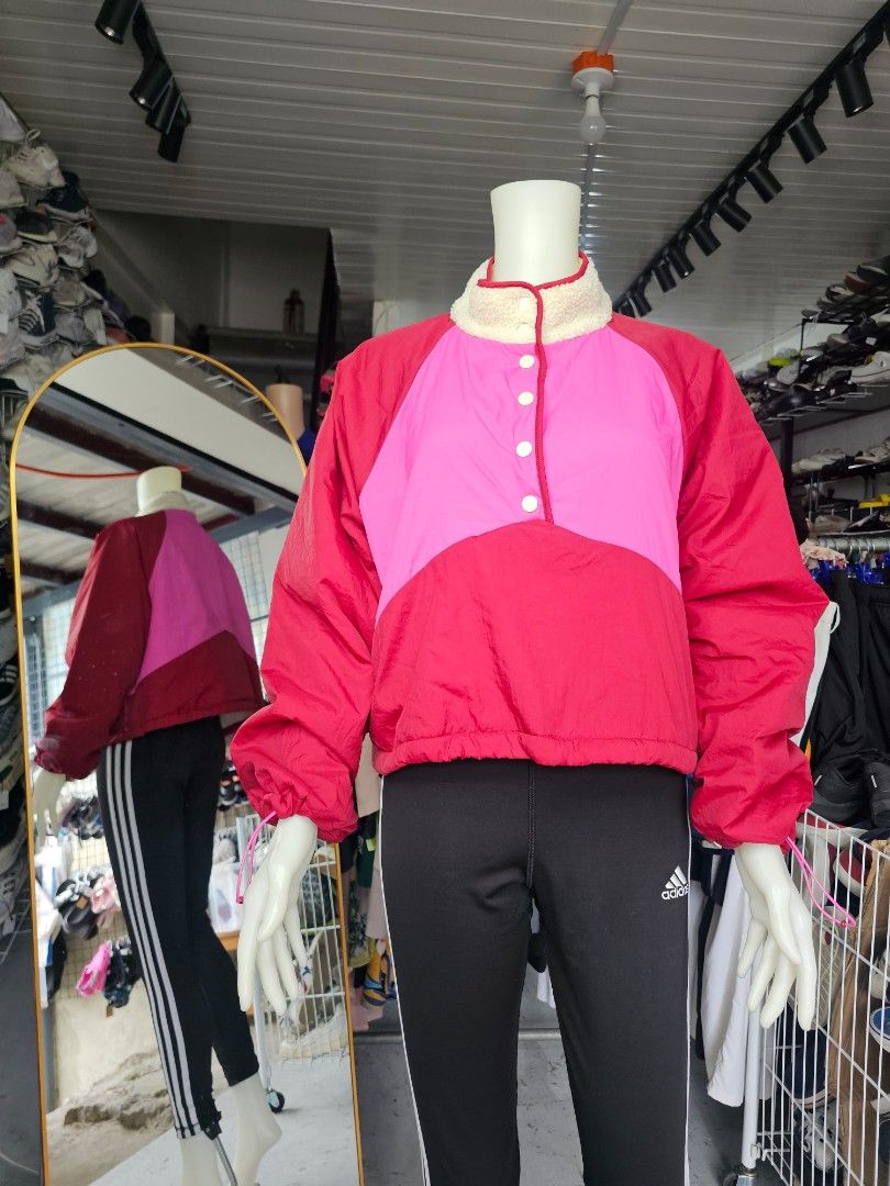 Zara Retro Cropped Faux Shearling Jacket (Category: Coats, Jackets and Outerwear) located in Baguio. Submitted by kayeonlineshop (Listing ID 1462516726, Image 1). Description: -It is characterized by its signature 80s-inspired colorblocked pink and maroon panels, snap-button pullover closure, and contrast cream-colored faux shearling high neck. -measurements included in the photos.