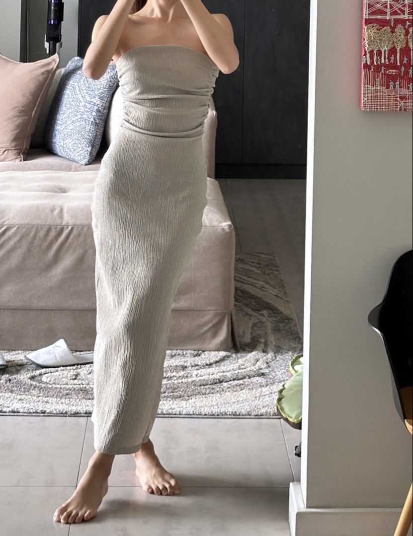 ZARA Ruched Strapless Midi Dress (Category: Dresses) located in Manila. Submitted by megcloset__ (Listing ID 1462473016, Image 1). Description: - ZARA ruched strapless midi dress - Lightweight and comfortable - Versatile for day or night wear - Easy to style up or down - no flaws!.