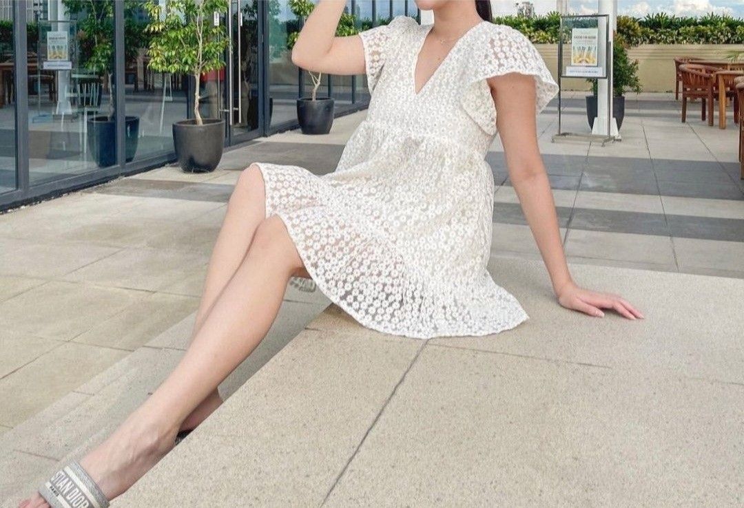 Zara white Daisy dress (Category: Dresses) located in Manila. Submitted by PrinceDani.Clothing (Listing ID 1462488795, Image 1). Description: zara white Daisy dress small 17.5in width 29in length excellent condition .