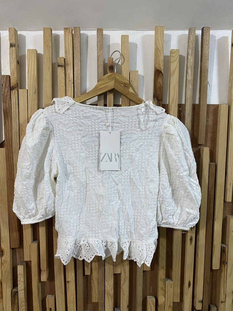 Zara White Eyelet Ruffle Puff Sleeve Blouse (Category: Blouses) located in Mabalacat. Submitted by calmrabbit.ae2127 (Listing ID 1462533972, Image 3). Description: .