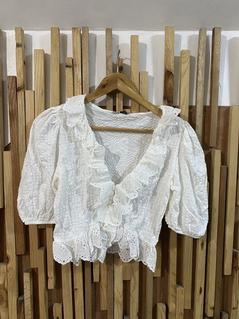 Zara White Eyelet Ruffle Puff Sleeve Blouse (Category: Blouses) located in Mabalacat. Submitted by calmrabbit.ae2127 (Listing ID 1462533972, Image 2). Description: .