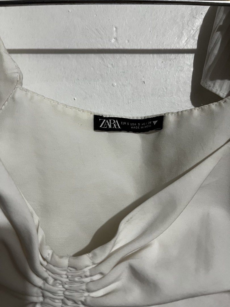 ZARA WHITE RUFFLE TOP SIZE SMALL (Category: Blouses) located in Makati City. Submitted by girlydy (Listing ID 1462648865, Image 2). Description: .