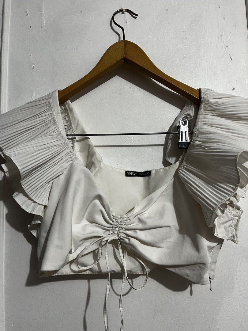 ZARA WHITE RUFFLE TOP SIZE SMALL (Category: Blouses) located in Makati City. Submitted by girlydy (Listing ID 1462648865, Image 1). Description: .
