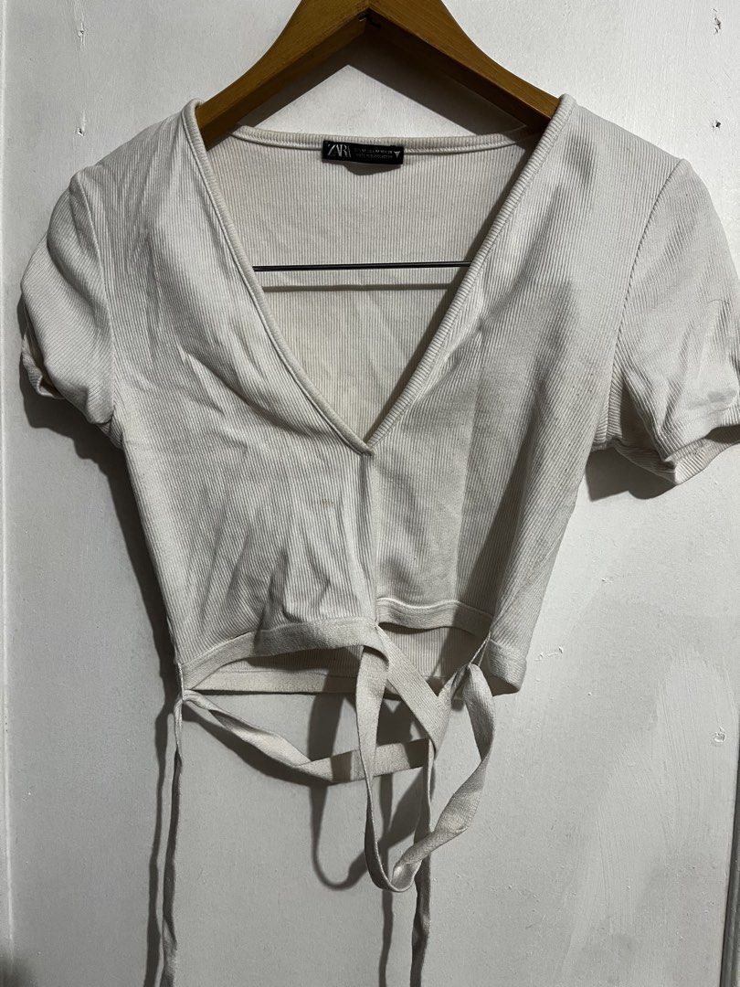 ZARA WHITE TOP SIZE MEDIUM (Category: Others Tops) located in Makati City. Submitted by girlydy (Listing ID 1462649505, Image 1). Description: .