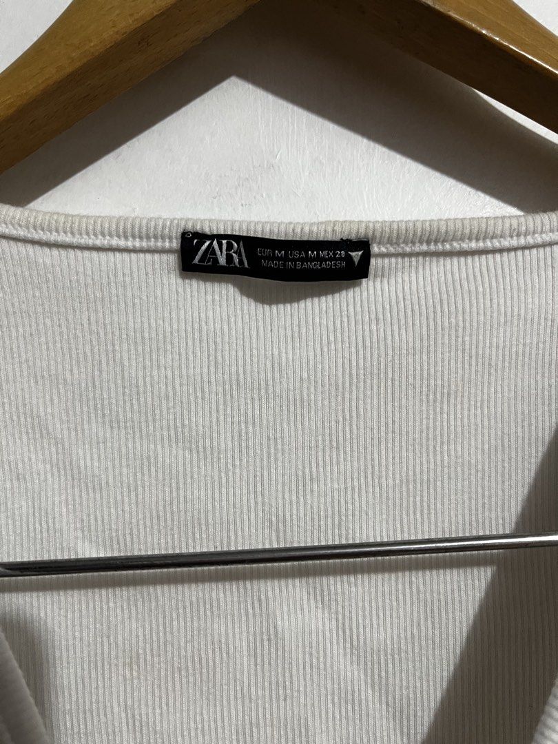 ZARA WHITE TOP SIZE MEDIUM (Category: Others Tops) located in Makati City. Submitted by girlydy (Listing ID 1462649505, Image 2). Description: .