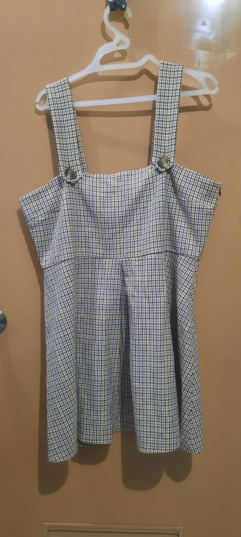 Zara Pinafore Dress Brown (Category: Dresses) located in Pasig City. Submitted by tjrtforeve46982 (Listing ID 1462616586, Image 1). Description: - Zara Woman Plaid Pinafore Dress - Size: XXL - Adjustable straps with button details - Pleated skirt design - Made in Turkey.