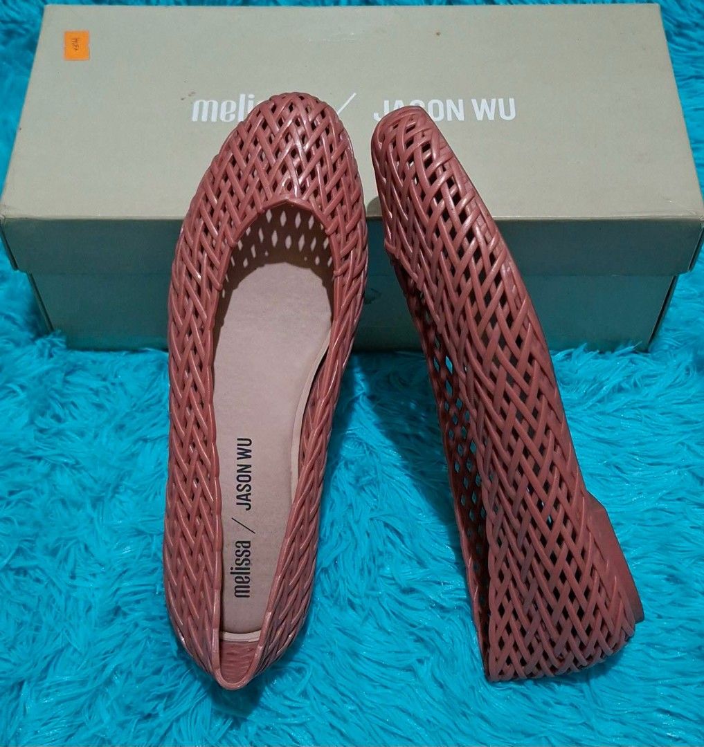 100% original.melissa (Category: Flats & Sandals) located in Manila. Submitted by mydytrends (Listing ID 1462857455, Image 1). Description: NEGO PRICE FOR SURE MINER🥰 - 100% Original Melissa x Jason Wu flats - Size: EU 37 (UK 4 / US 6) - Stylish woven design - Comfortable jelly material - Perfect for everyday wear.